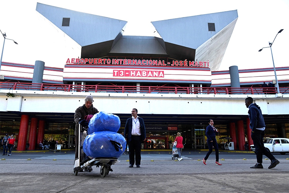 Некогда шумный и многоголосый аэропорт Гаваны постепенно затихает - все меньше авиакомпаний готовы прилетать на Кубу с учетом существующих проблем с топливом.