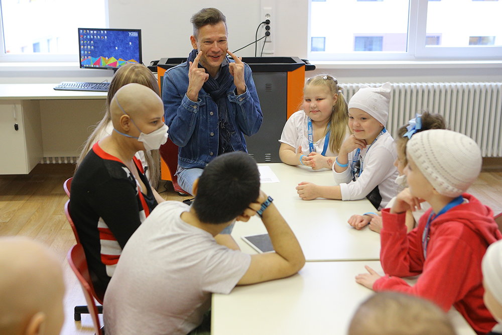 Даже в больнице дети не остаются без школы, занятий и учителей. 