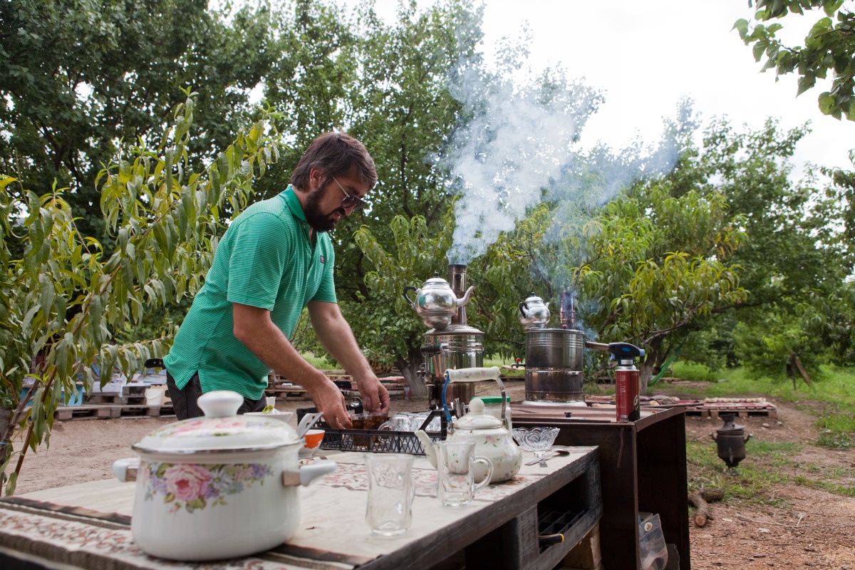 Камал Салманов в своем саду угощает гостей национальными блюдами и ароматным чаем из горных трав.