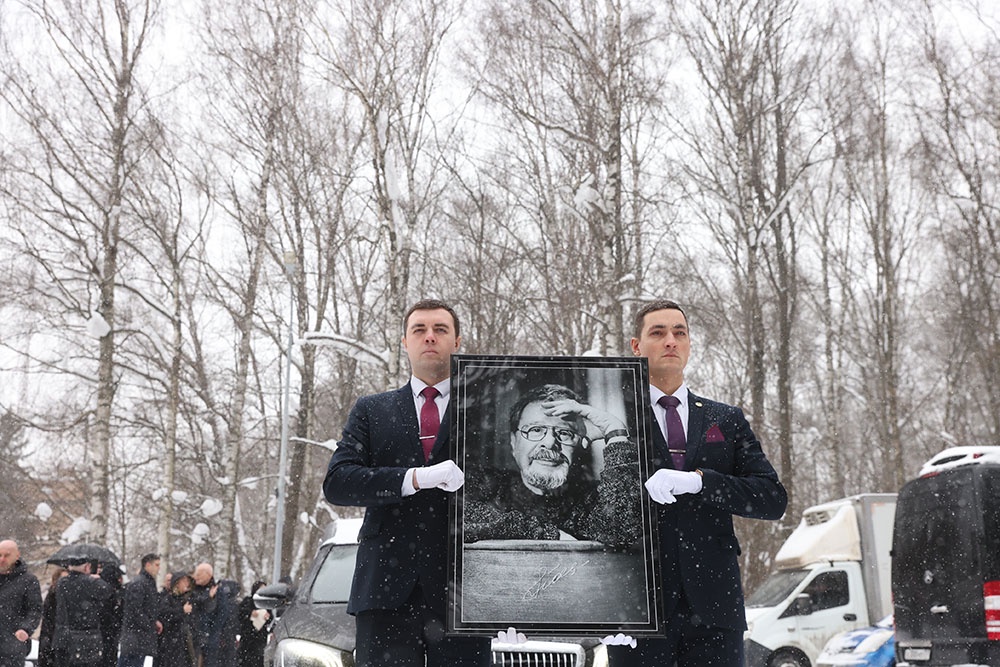 Генрих Падва был похоронен на Ваганьковском кладбище. Он запомнится нам светлым и добрым.