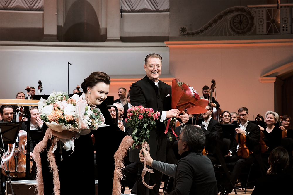 Звезда оперной сцены Альбина Шагимуратова бесподобно солировала в цикле "Семь песен последних лет" Малера.