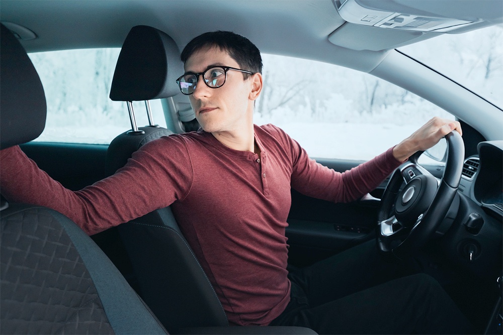 Глядеть через заднее стекло при движении задним ходом - маловато будет.