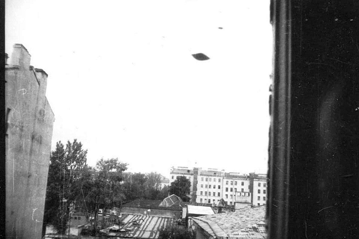 Две "летающие тарелки", снятые в Ленинграде в 1992 году. Две "летающие тарелки", снятые в Ленинграде в 1992 году.