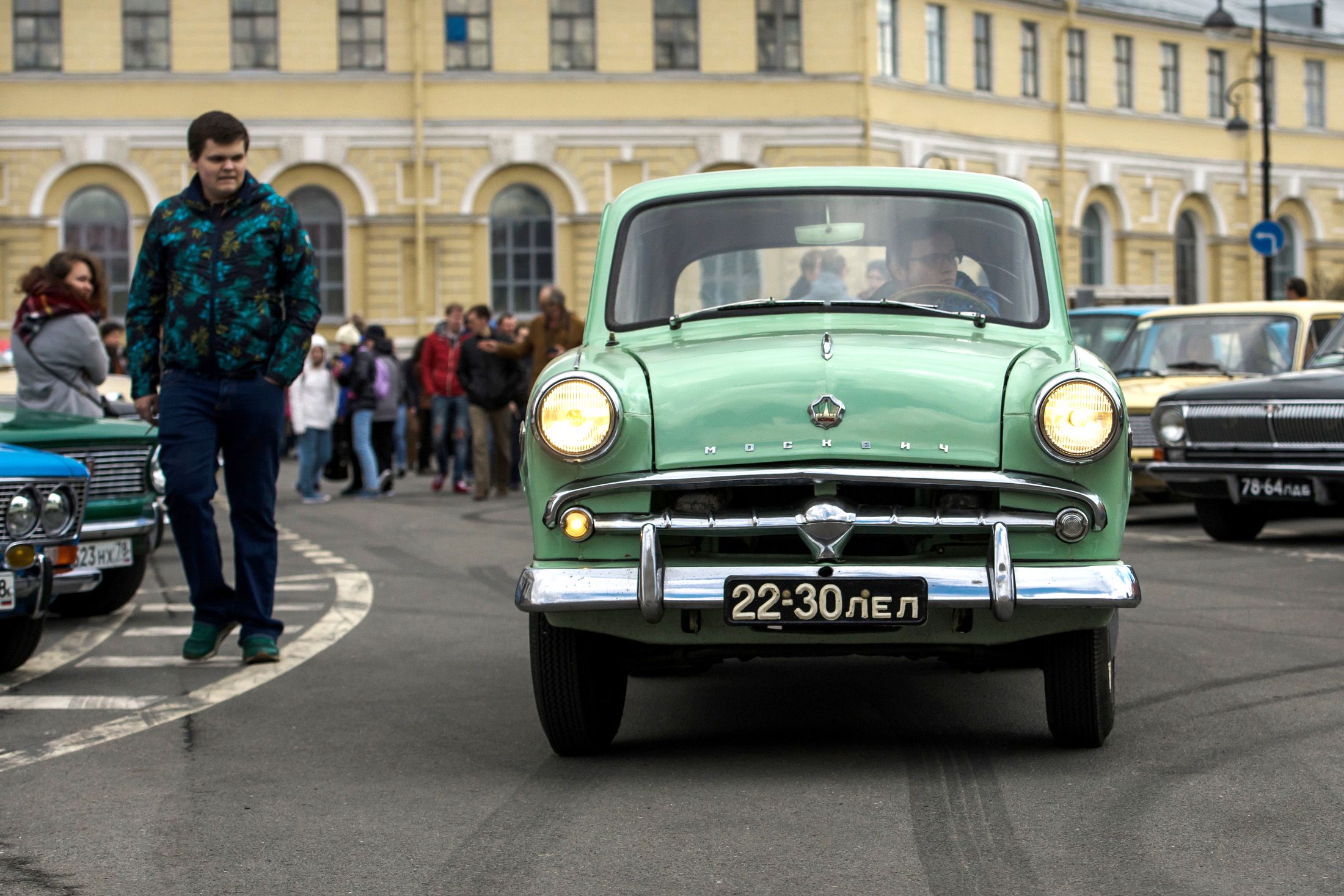 Автомобиль Москвич-402 (1956-1963 гг.) на выставке ретро-автомобилей в Санкт-Петербурге. Автомобиль Москвич-402 (1956-1963 гг.) на выставке ретро-автомобилей в Санкт-Петербурге.