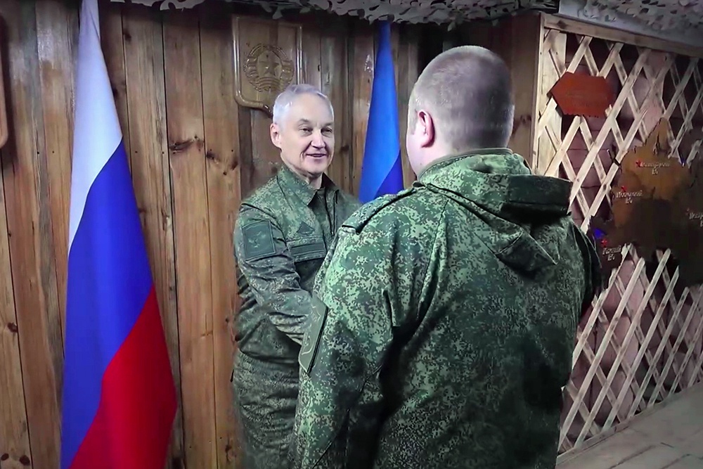 Министр обороны России Андрей Белоусов в четверг прибыл в зону проведения СВО. Он провел совещание на командном пункте одного из соединений "Южной" группировки войск, осмотрел технические новинки - дроны, роботов, ретрансляторы, а также вручил отличившимся "южанам" госнаграды. Министру бойцы, кроме того, представили забрасываемые передатчики помех для FPV-дронов. Они применяются с целью прикрытия маршрутов движения штурмовых групп и путей подвоза провизии и боеприпасов.