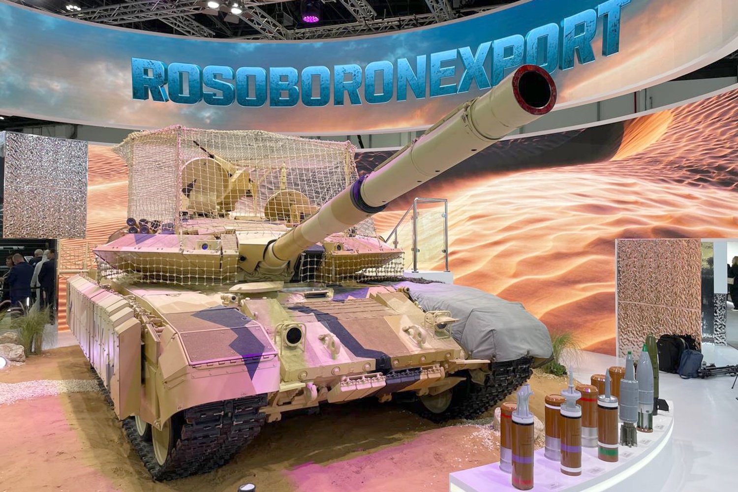 Российский танк Т-90МС "Прорыв" по праву стал главной звездой оружейной выставки в Абу-Даби. Российский танк Т-90МС "Прорыв" по праву стал главной звездой оружейной выставки в Абу-Даби.