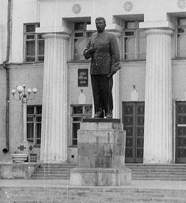 وقائع تركيب وهدم النصب التذكارية لستالين في الخارج