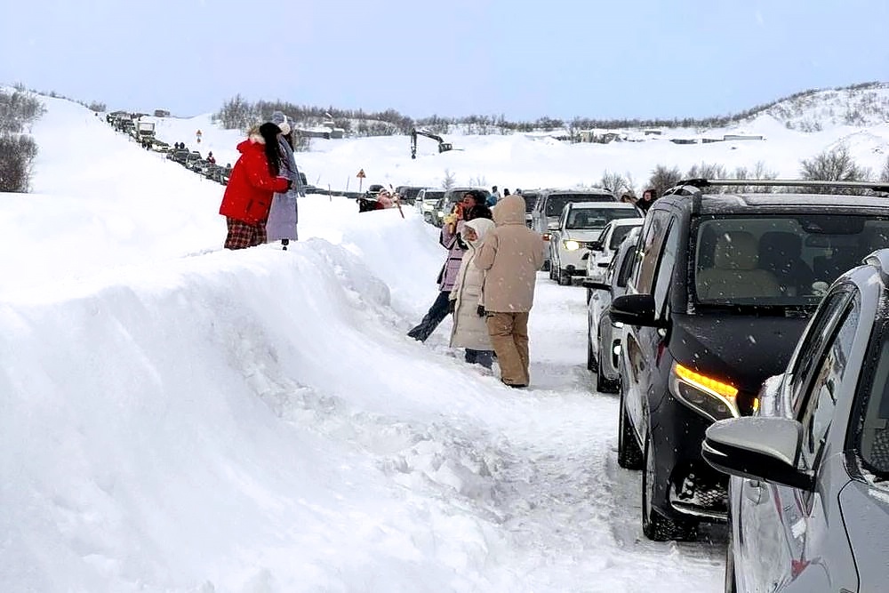 Дорогу на Териберку закрыли с 9 февраля. Но туристы рвались сюда, не слушая предупреждений МЧС.