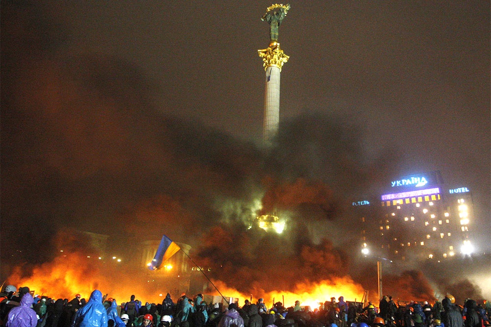 20 февраля 2014 года, площадь Независимости в Киеве. Европейские визитеры на разогреве у провокаторов.