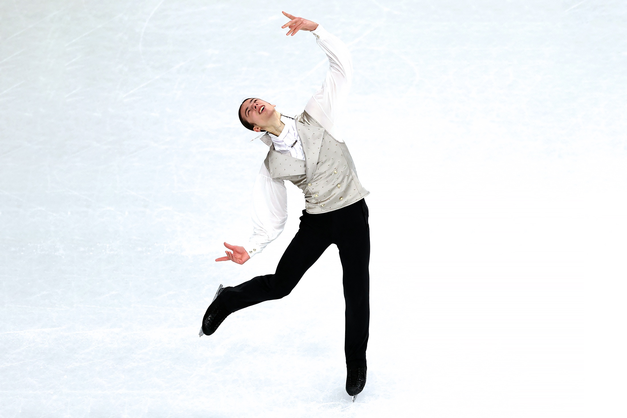 Петр Гуменник показал себя аристократом не только в произвольной  программе "Онегин". Россиянин выступил очень достойно, исполнил пять четверных прыжков, как и чемпион. 