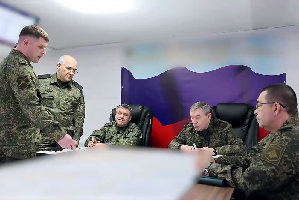 Начальник Генерального штаба ВС РФ генерал армии Валерий Герасимов (второй справа) возглавляет Объединенную группировку войск в зоне СВО. Поэтому регулярно прилетает на вертолете в зону боевых действий. В минувшее воскресенье он посетил командный пункт группировки войск "Центр". Военачальника встретил командующий "Центра" генерал-полковник Валерий Солодчук (третий слева). Сопровождает в таких поездках Герасимова традиционно начальник Главного оперативного управления Генштаба Сергей Рудской (второй слева).
