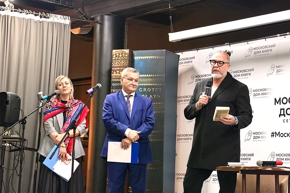 Вечер книгодарения открыл художественный руководитель театра "Модерн" Юрий Грымов.