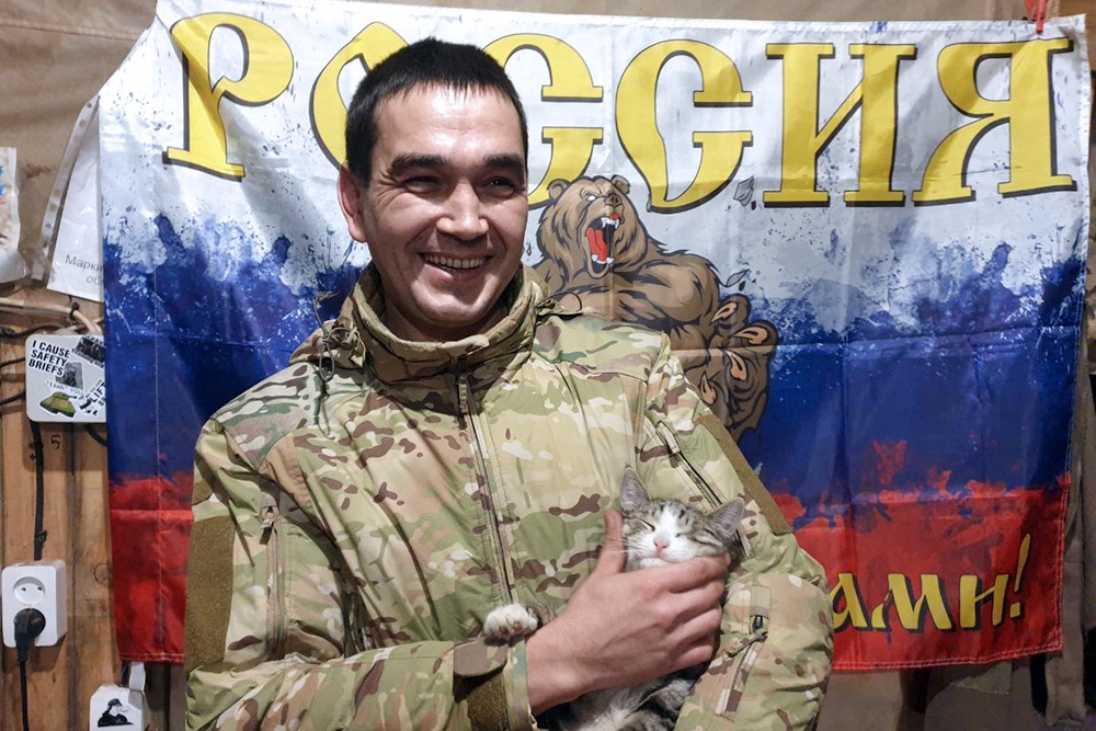 Шах - жизнерадостный и веселый боец. Любит животных. Но врагу с ним лучше не встречаться на поле боя.