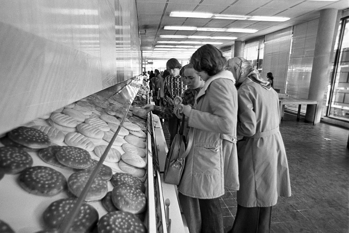 Покупатели выбирают хлеб в одной из московских булочных. 1975 год.
