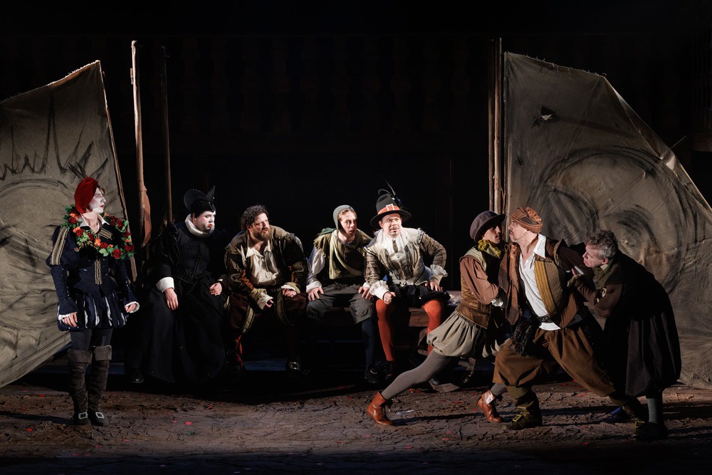 Прием "театр в театре" работает безотказно. Все 12 ролей, в том числе женские, играют мужчины.