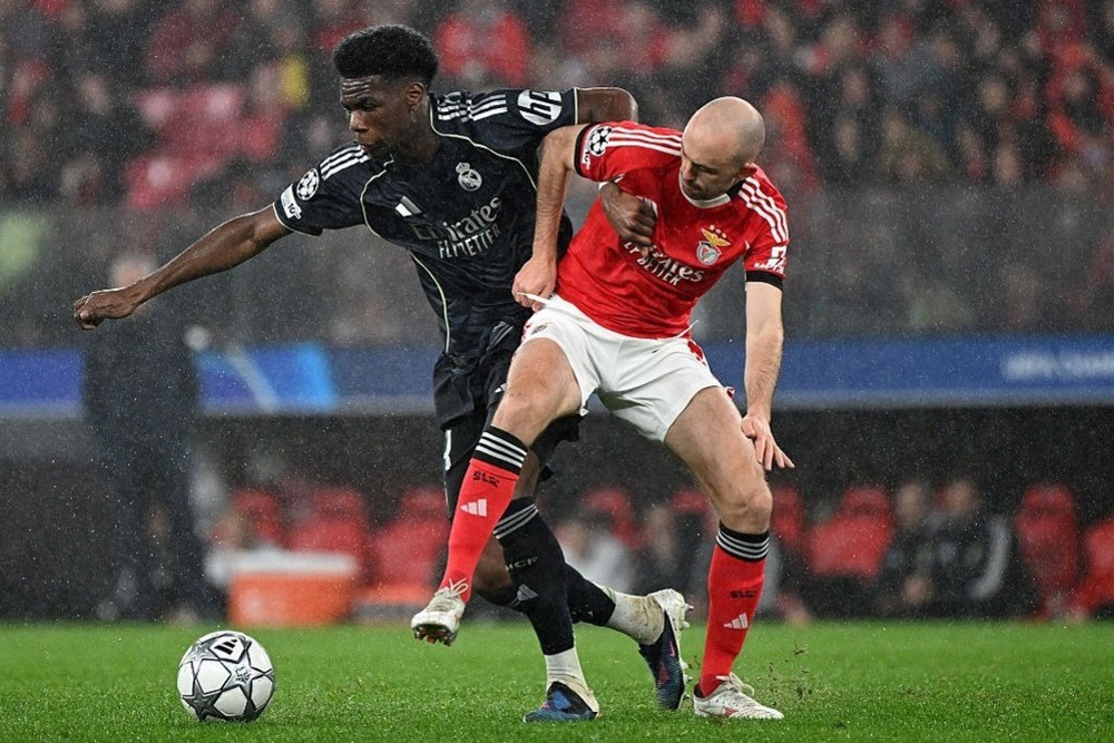 Матч общего этапа "Бенфика" - "Реал" (4:2). В борьбе игрок гостей Орельен Тчуамени (слева) и Фредрик Эурснес.