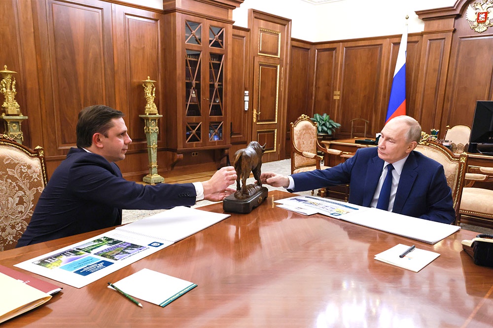 Андрей Клычков подарил Владимиру Путину статуэтку зубра - это один из символов региона.