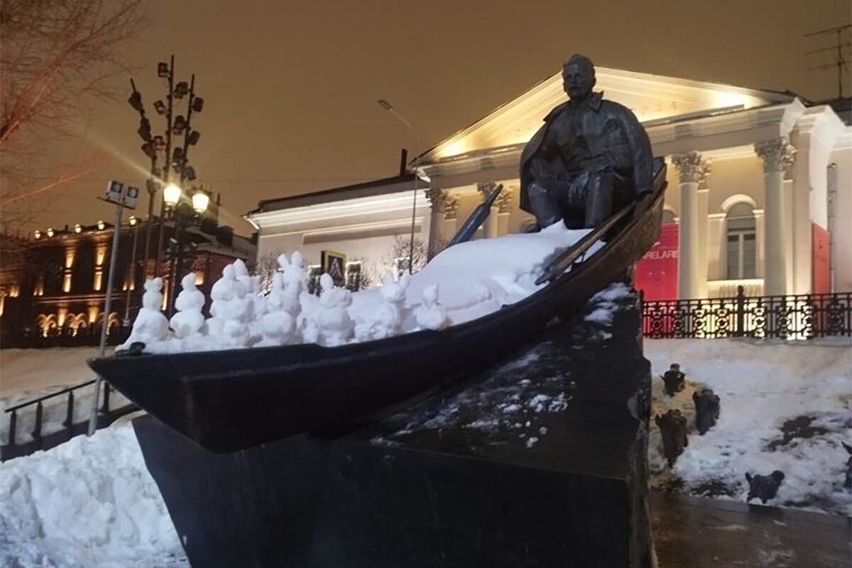 Снежные зайцы оккупировали памятник Шолохову в Москве. Снежные зайцы оккупировали памятник Шолохову в Москве.