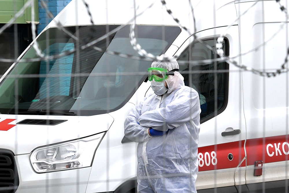 Пациентов с подозрением на оспу обезьян немедленно изолируют и лечат в инфекционном стационаре.