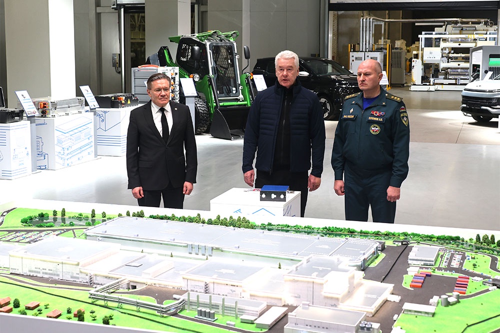 Мэр Москвы Сергей Собянин с Александром Куренковым (справа) и Алексеем Лихачевым (слева) осмотрели ход строительства уникального кластера в Новой Москве.