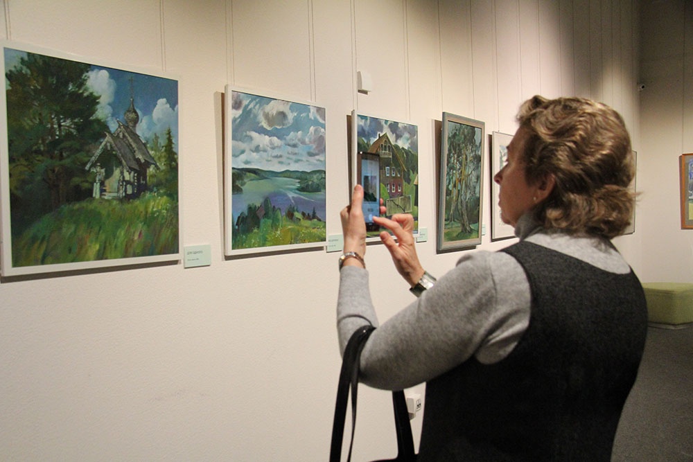 أظهرت الفنانة تيومين أولغا تروفيموفا أحلام الأشجار والعشب