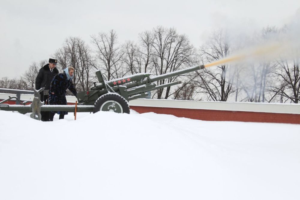 وفي سانت بطرسبورغ، تم تخصيص طلقة المدفع في منتصف النهار للاحتفال بالذكرى الخامسة والتسعين لـ«حفلة بطرسبرغ».