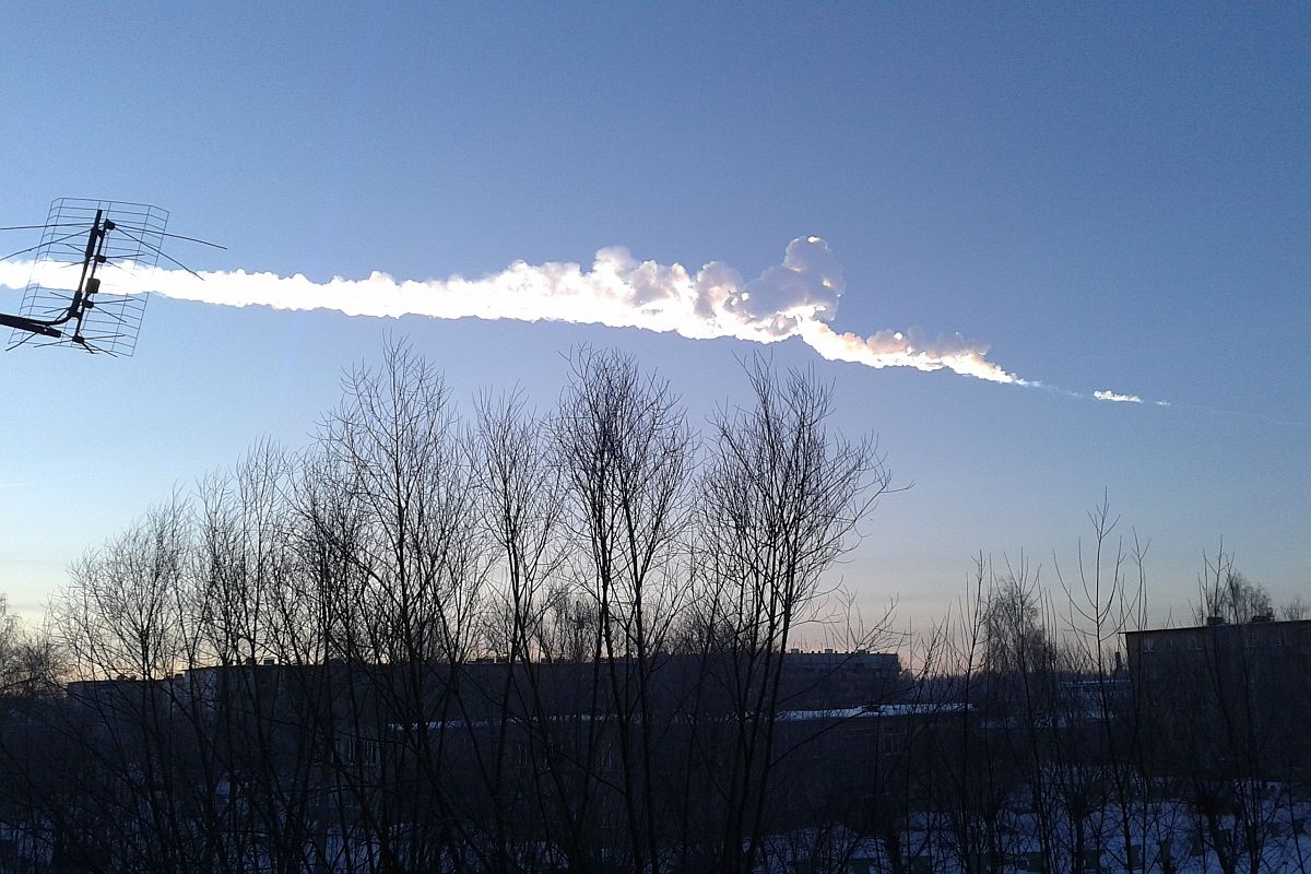 След от падения метеорита в районе города Сатки Челябинской области. След от падения метеорита в районе города Сатки Челябинской области.