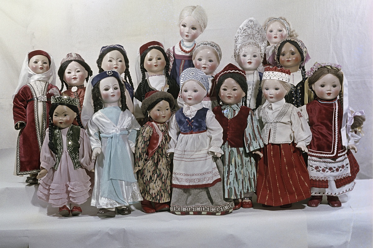 Куклы в национальных костюмах народов СССР во Всесоюзном научно-исследовательском институте игрушки. Зарайск. 1960 год.