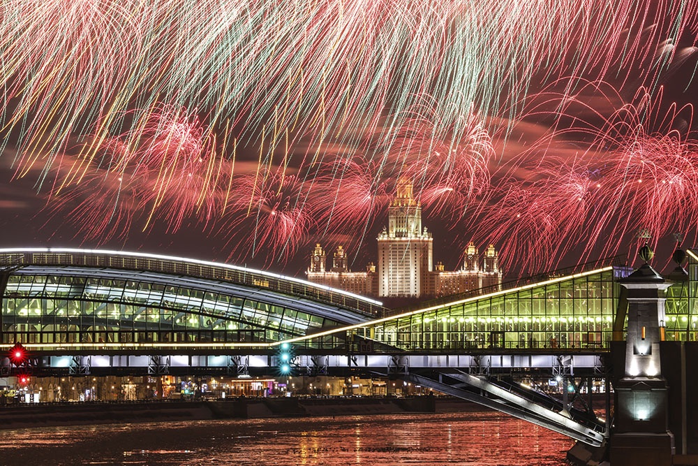 Праздничный салют над Москва-рекой в честь Дня защитника Отечества. 