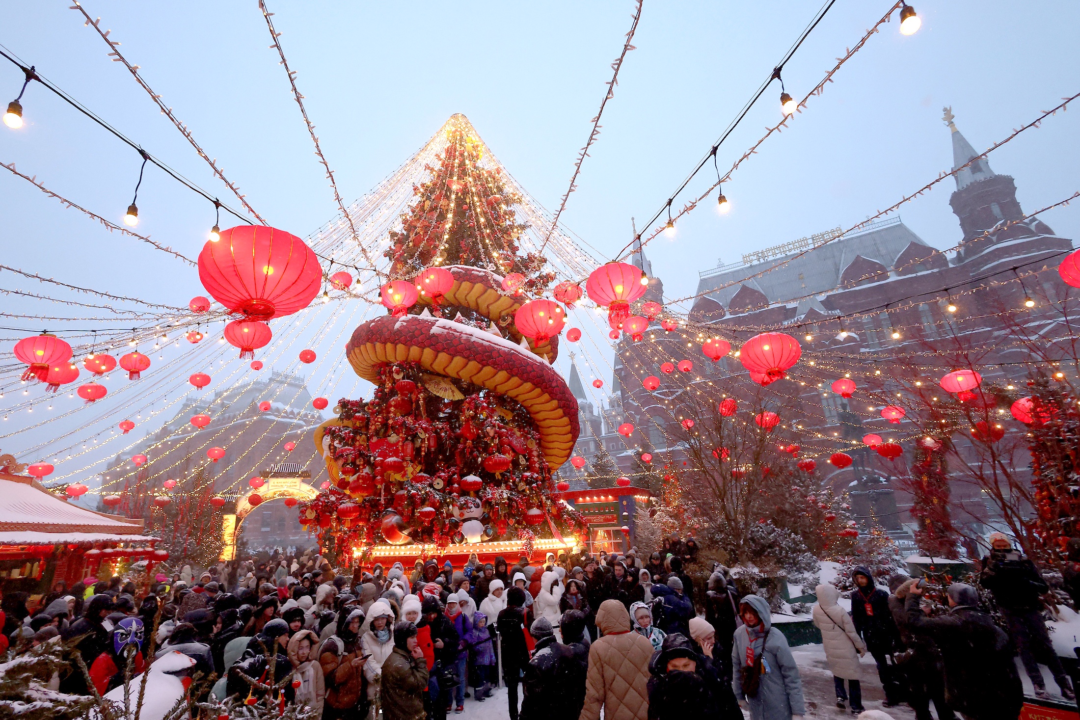 Встретить Чуньцзэ собрались десятки москвичей и гостей столицы. Присоединились и жители Поднебесной.