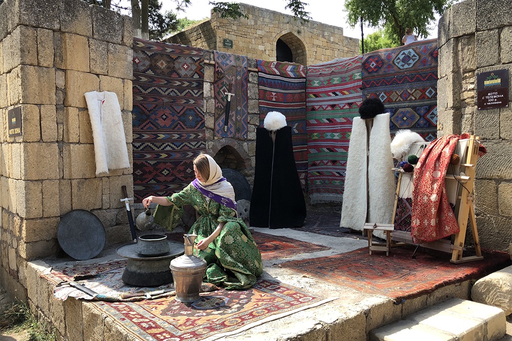 Такие фотозоны с национальными костюмами пользуются большой популярностью у туристов в Дербенте.