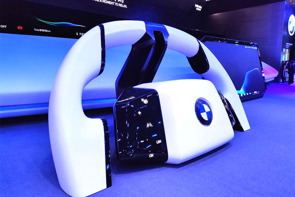 Физические кнопки вернутся и на рули.