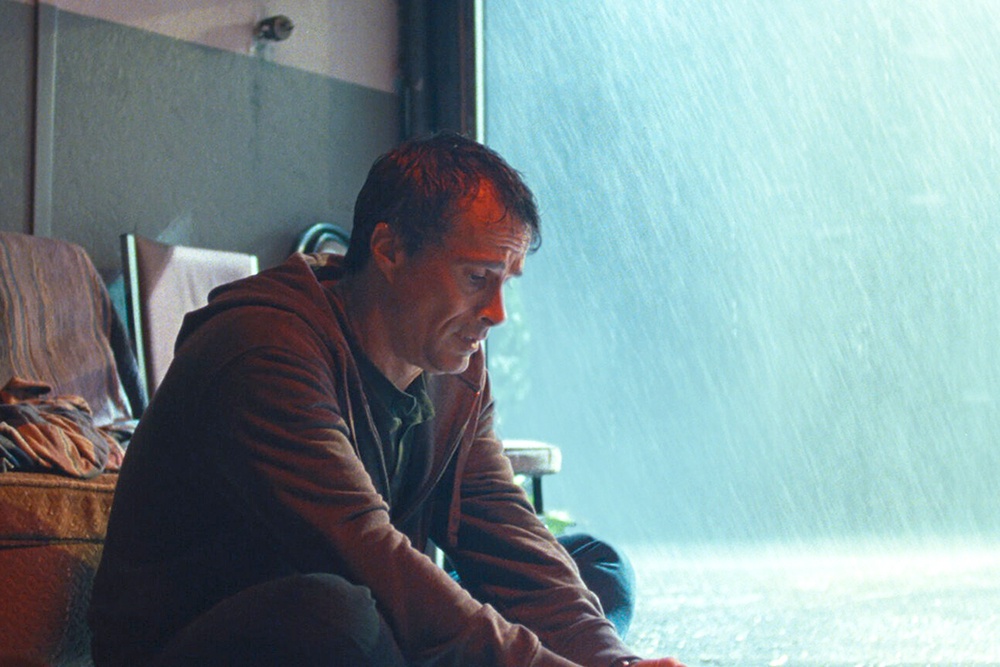 Печального одиночку Адама (Патрик Ивон) волнует судьба цивилизации, которой грозит неизбежная гибель: природа жестоко отомстит человеку.