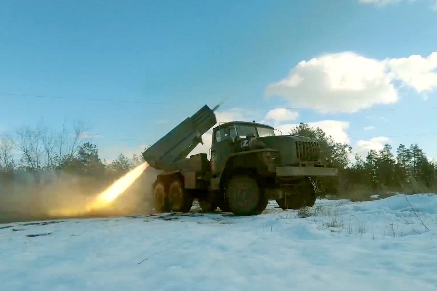 Самую важную роль в нанесении удара реактивными системами залпового огня "Град" играет точное наведение. В этом артиллеристам помогают расчеты разведывательных беспилотников.