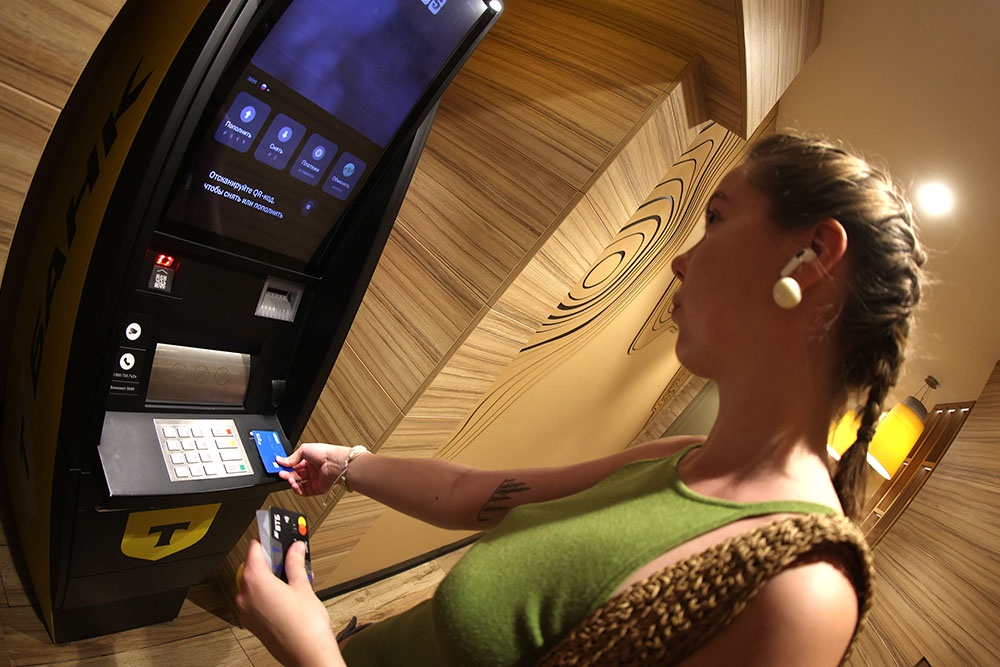 Особенно уязвима молодежь в возрасте до 25 лет - чаще всего юноши и девушки не осознают, что не оказывают безобидную услугу, а участвуют в преступной схеме, за что предусмотрено в том числе уголовное наказание.