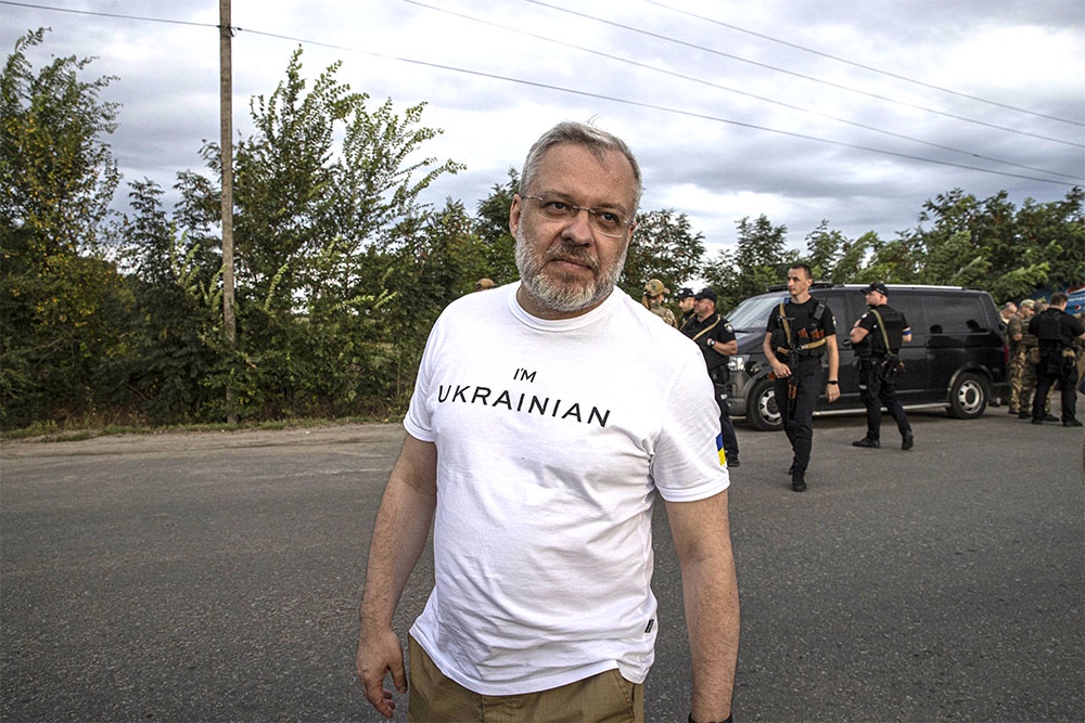 Оперативники антикоррупционного бюро задержали Галущенко при попытке пересечения границы. Надпись на дешевой футболке "Я - украинец" ему не помогла.