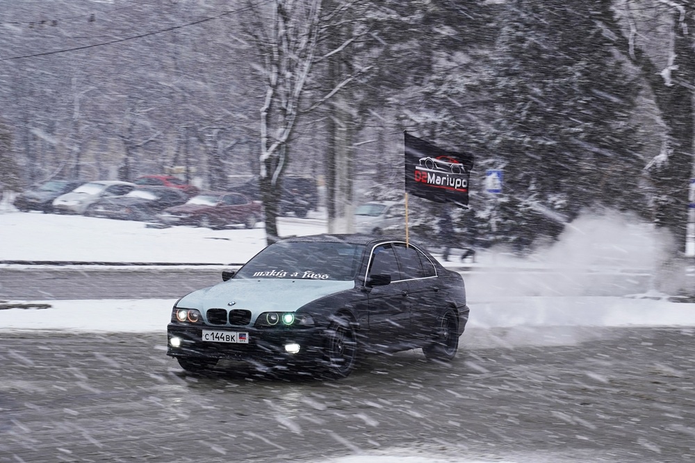 Скорость, азарт и будущие просмотры - все это заставляет водителя забыть об опасности и осторожности. Начинается игра без правил.