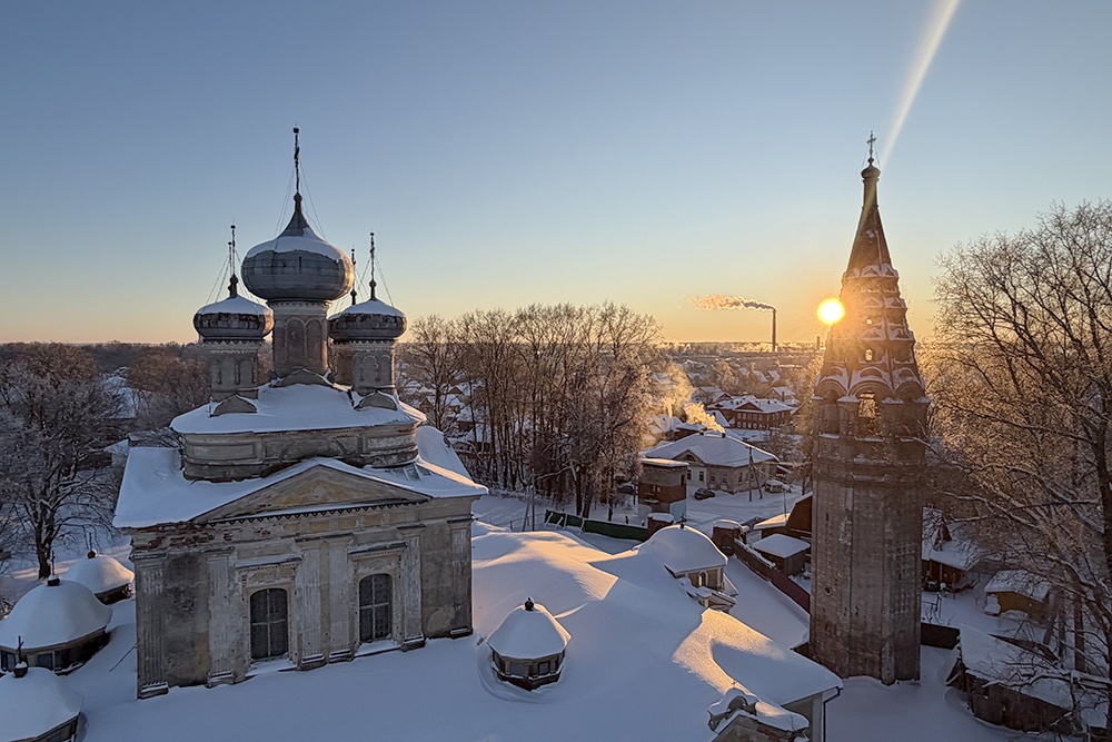 С высоты птичьего полета Осташков кажется умиротворенным городком.