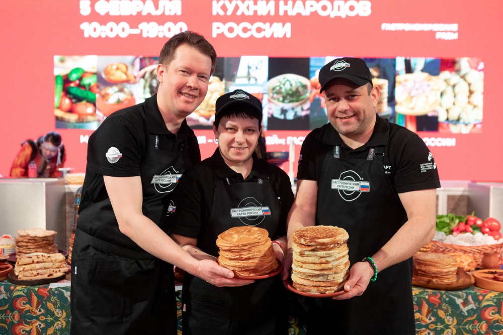 Рязанские кулинары выдали сразу два вида блинов: тонкие каравайцы и толстые чернавские.