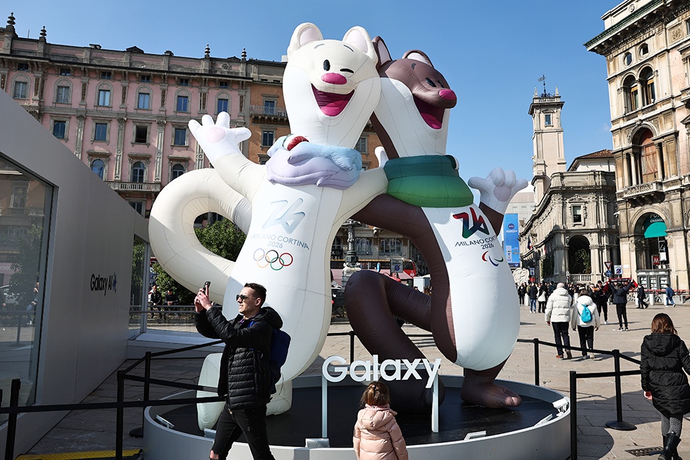 Центр Милана, как и полагается столице пяти колец, в олимпийской символике. Центр Милана, как и полагается столице пяти колец, в олимпийской символике.