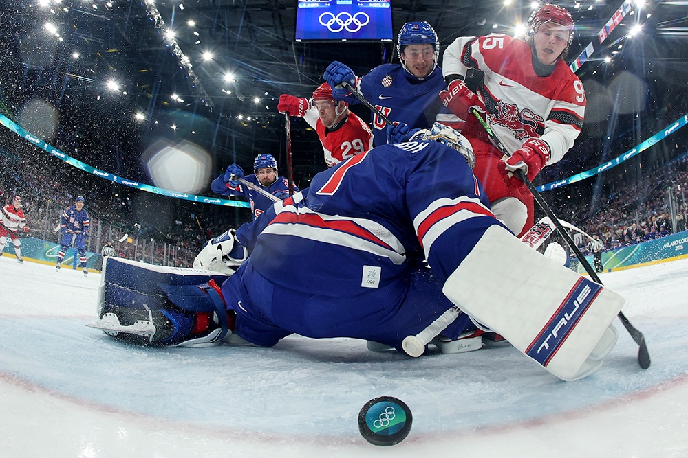 Вратарь сборной США Джереми Свэйман (в центре)