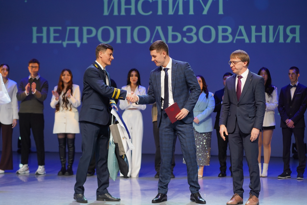 Директор Института недропользования Алексей Шевченко (на снимке - слева) и и. о. ректора ИрНИТУ Владимир Смирнов (справа) с теплым напутствием вручают красный диплом будущему горняку.
