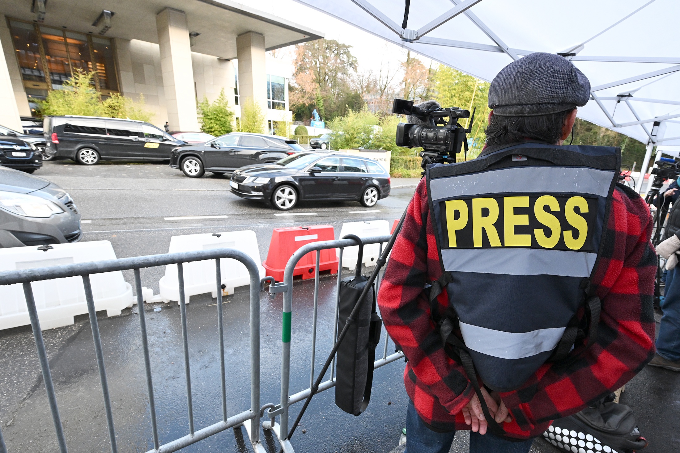 Десятки журналистов ждали завершения первого дня консультаций возле отеля. Дальше их не пустили - переговоры проходят в закрытом формате. Десятки журналистов ждали завершения первого дня консультаций возле отеля. Дальше их не пустили - переговоры проходят в закрытом формате.