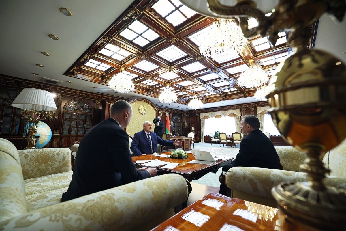 Нет той силы, которая сегодня способна оторвать Беларусь от России и Россию от Беларуси, отметил в ходе встречи Александр Лукашенко. 