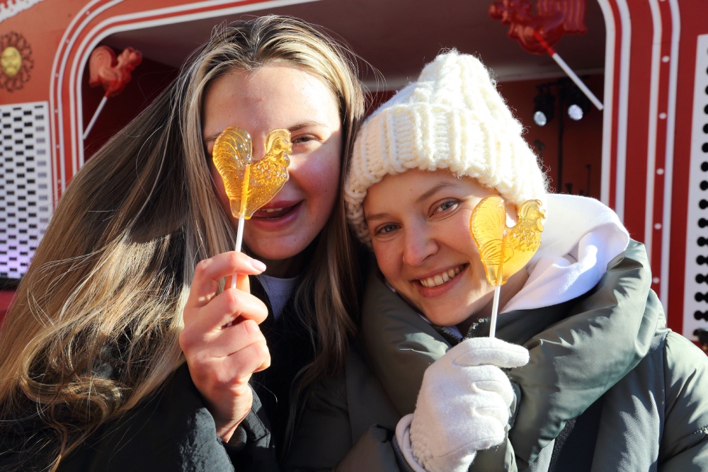 С четверга у наших предков начинались массовые гулянья: катались на санях, устраивали кулачные бои, ели сладости.