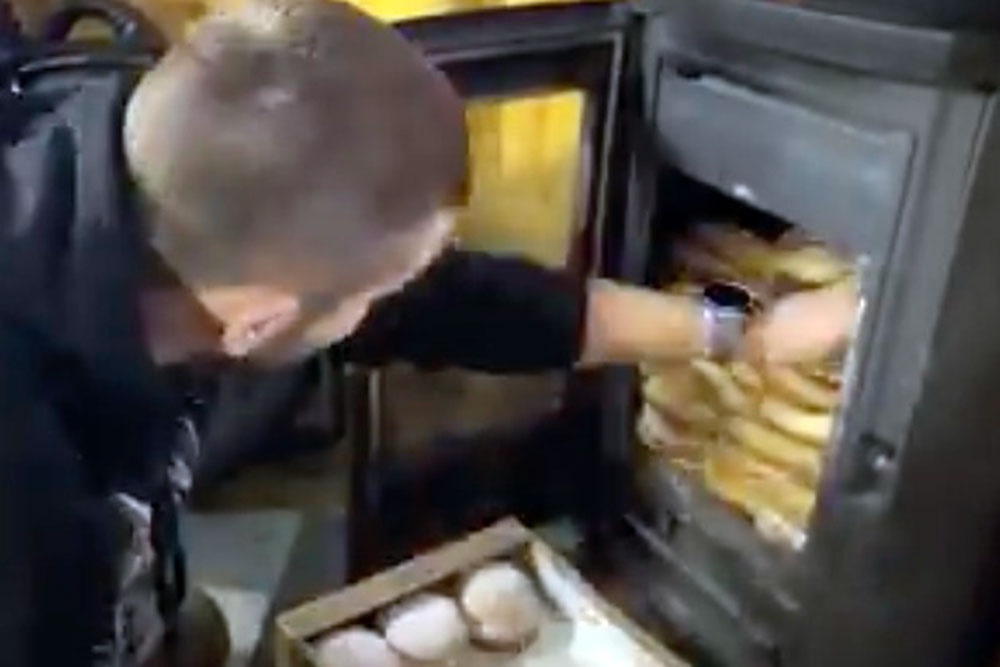 Известное выражение "сжечь калории" в исполнении блогера получило физическое воплощение.