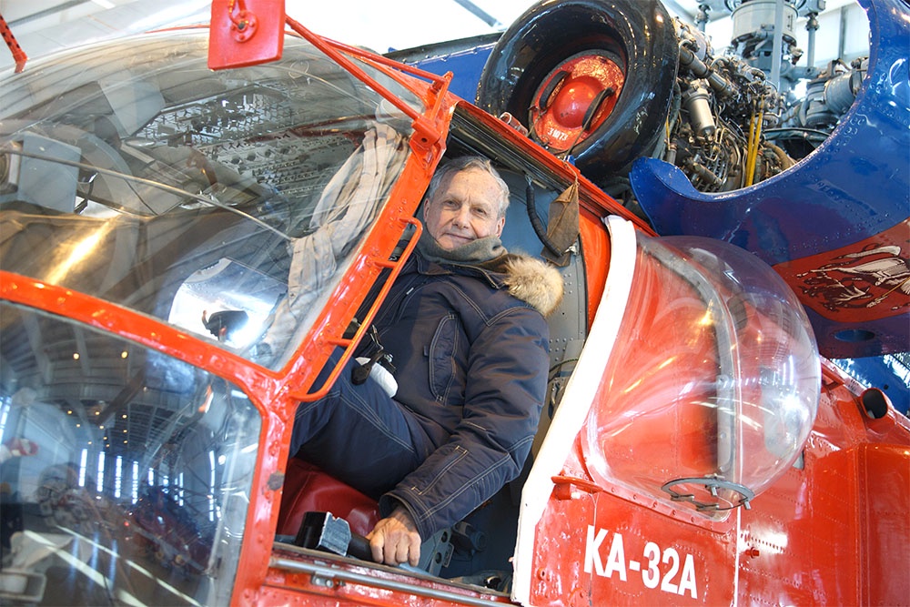 Виктор Калика с 18 лет летает на вертолетах, в этом году пилоту исполняется уже 70.