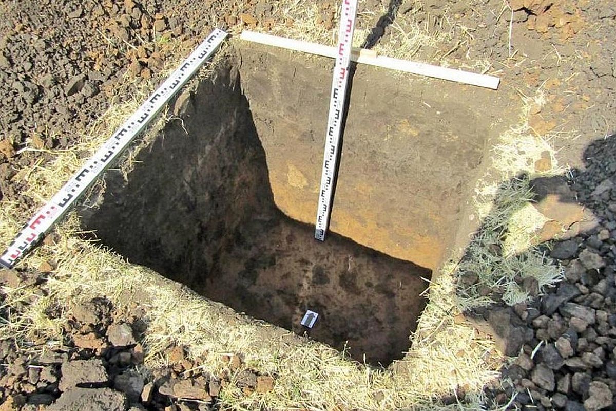 Захоронение у Большой Каменки датируется 2700-2100 годами до нашей эры. Захоронение у Большой Каменки датируется 2700-2100 годами до нашей эры.