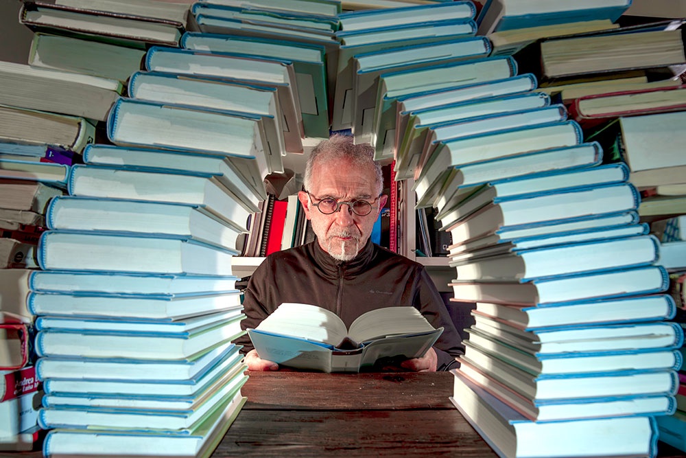 Чтение качественной литературы - хорошая тренировка для мозга, отодвигающая его старение.