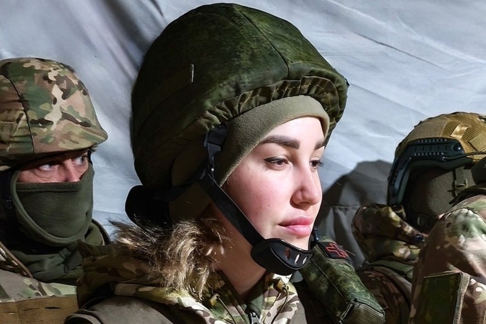 На гражданке ранее Евгения работала фармацевтом. Поэтому, когда заключила контракт и попала в отряд добровольцев "БАРС-33", получила позывной Витаминка. "Я родом из Херсонской области, о зверствах и преступлениях украинских националистов знаю не понаслышке. Многие мои знакомые уже давно служат в "БАРСах", освобождая мою малую родину. И когда мне сообщили, что в отряд требуется медик, я, не задумываясь, собралась и поехала к ним", - говорит Евгения. 